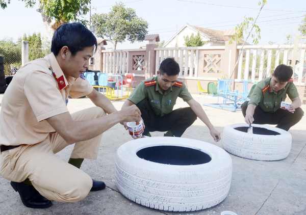 ĐVTN Công an huyện Châu Đức làm mới vỏ bánh xe để ráp thành hầm chui cho trẻ em.