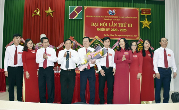 Đồng chí Đinh Văn Hùng thứ 4 từ trái qua), Tỉnh ủy viên, Bí thư Đảng ủy Khối Cơ quan và DN tỉnh tặng hoa chúc mừng Ban Chấp hành Đảng bộ Agribank Chi nhánh BR-VT nhiệm kỳ 2020-2025.