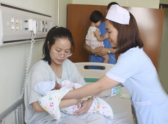 Điều dưỡng Bệnh viện Bà Rịa hướng dẫn sản phụ cho trẻ bú mẹ ngay sau sinh.