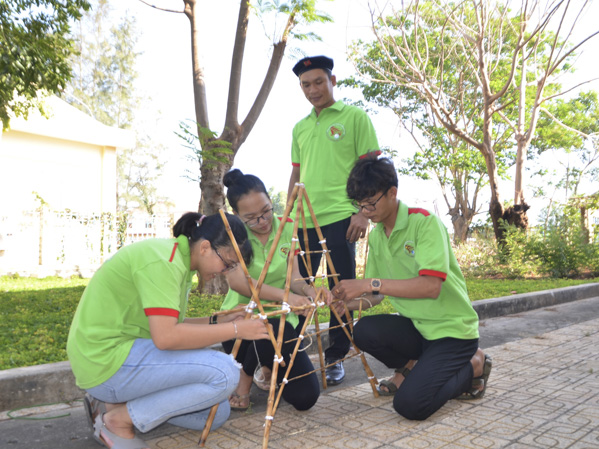 Anh Lê Minh Quan, Chủ nhiệm CLB Lửa Thiên (đứng) hướng dẫn các thành viên kỹ thuật nút dây để dựng trại.