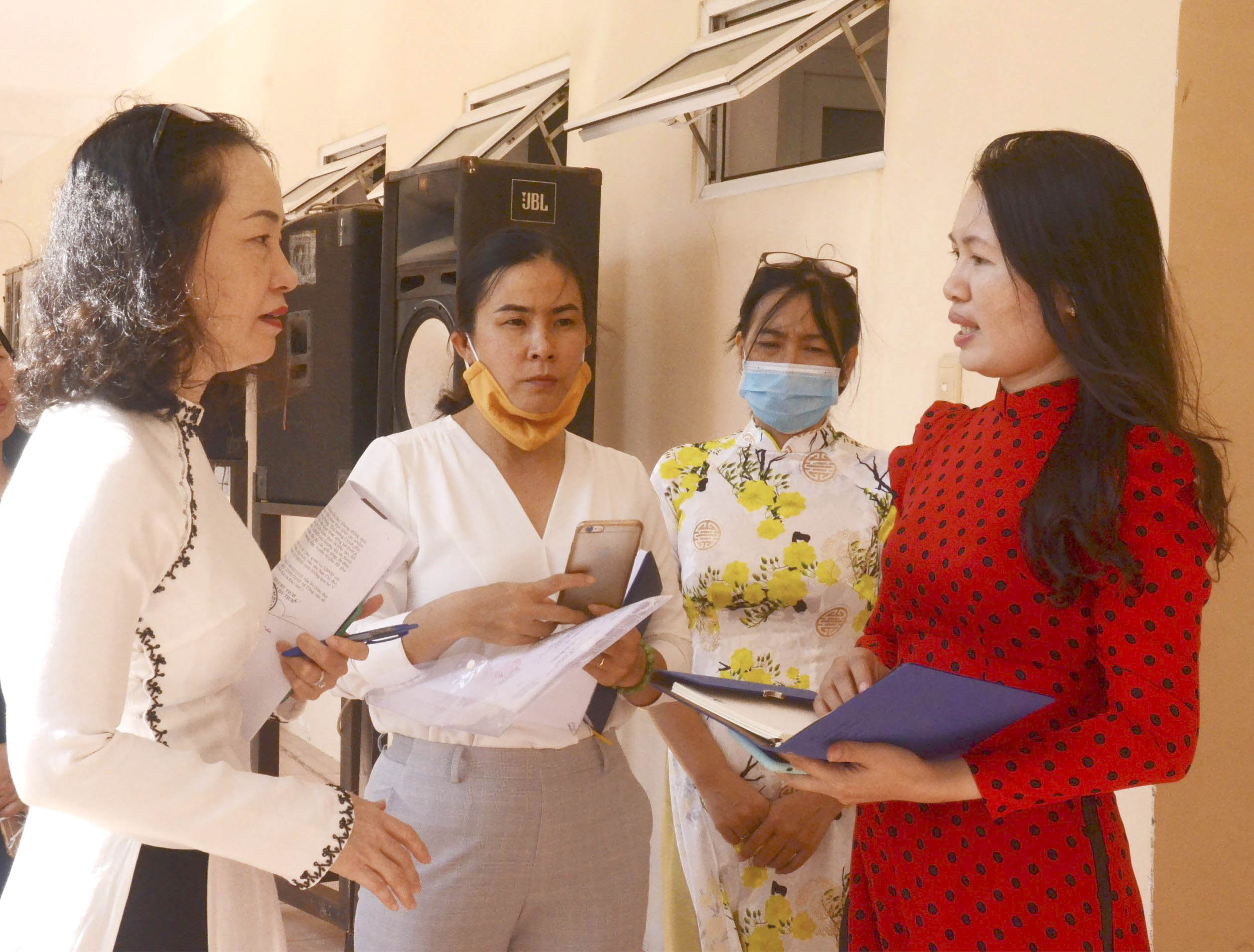 Bà Trần Thị Ngọc Châu (bìa trái), Phó Giám đốc Sở GD-ĐT trao đổi với cô Nguyễn Thị Huế, Hiệu trưởng Trường THPT Vũng Tàu về kiểm tra việc thực hiện sát khuẩn đối với xe đưa đón HS. Ảnh: MINH THANH