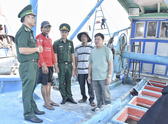 Cán bộ Đồn Biên phòng Bến Đá (TP. Vũng Tàu) tuyên truyền cho ngư dân chấp hành quy định trong quá trình đánh bắt hải sản.