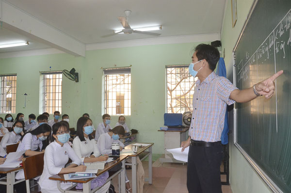 Thầy Nguyễn Viết Dũng, giáo viên chủ nhiệm lớp 11A13 (Trường THPT Vũng Tàu) hướng dẫn HS cách điền vào phiếu thông tin du lịch trong tiết học đầu tiên.