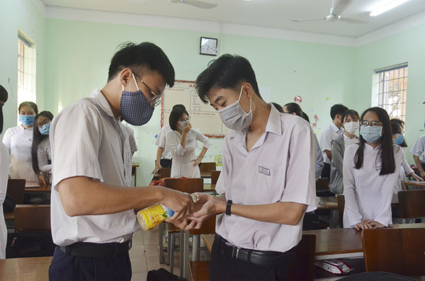 Các em HS Trường THPT Vũng Tàu chủ động rửa tay sát khuẩn trước giờ học để bảo vệ sức khỏe.