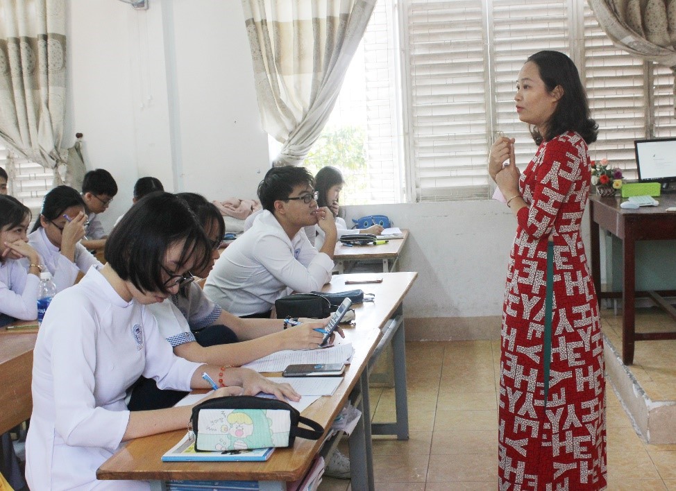 Cô Lê Thị Mai, giáo viên chủ nhiệm lớp 12A1, Trường THPT Châu Thành (TP. Bà Rịa) phổ biến thông tin phòng chống dịch bệnh COVID-19 cho HS. Ảnh: KHÁNH CHI