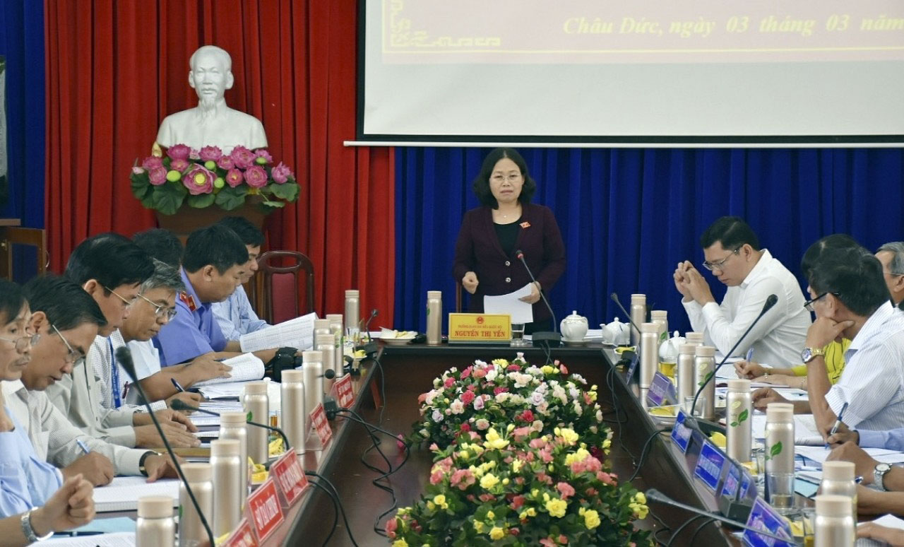 Bà Nguyễn Thị Yến, Phó Bí thư Thường trực Tỉnh ủy, Trưởng Đoàn ĐBQH tỉnh, phát biểu tại buổi làm việc với UBND huyện Châu Đức. Ảnh: QUANG VINH