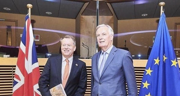 Trưởng đoàn đàm phán của EU Michel Barnier (bên phải) và người đồng cấp Anh David Frost. 