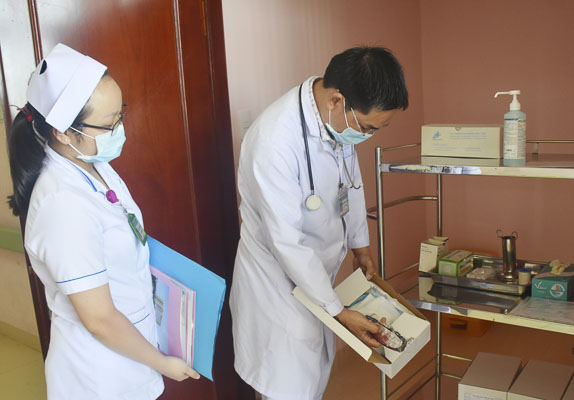 Bác sĩ, điều dưỡng Khoa Nhiễm, BV Bà Rịa kiểm tra các thiết bị phòng chống dịch COVID-19 tại khu điều trị cách ly trong khoa. Ảnh: MINH THIÊN
