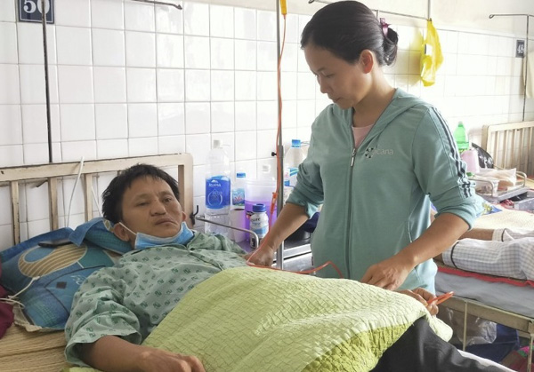 Cô Lê Thị Hồng Phượng chăm sóc chồng đang nằm điều trị tại Bệnh viện Ung bướu TP.Hồ Chí Minh.