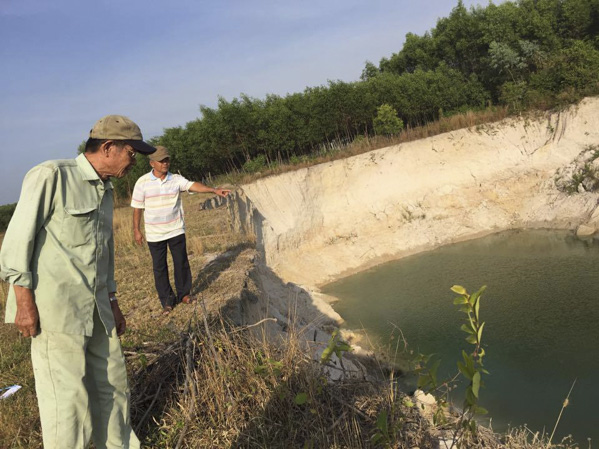 Một hố sâu nguy hiểm đang ngày càng bị sụt lún, sạt lở do khai thác khoáng sản vượt quá quy hoạch cho phép tại TX. Phú Mỹ.