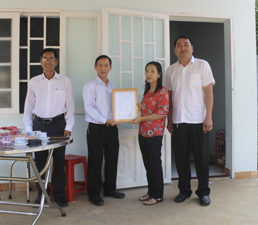 Ông Nguyễn Châu Trinh (thứ hai, bên trái), Phó Chủ tịch  LĐLĐ tỉnh trao quyết định bàn giao nhà cho bà Ngô Thị Huyền.
