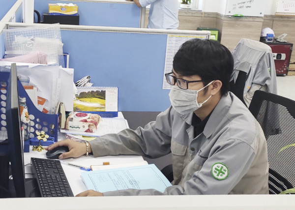 Chuyên gia, lao động nước ngoài khi trở lại làm việc đều thực hiện tốt các quy định phòng chống dịch COVID-19. Trong ảnh: Lao động người Hàn Quốc làm việc tại Công ty TNHH Zinc Oxide (KCN chuyên sâu Phú Mỹ 3, TX. Phú Mỹ).