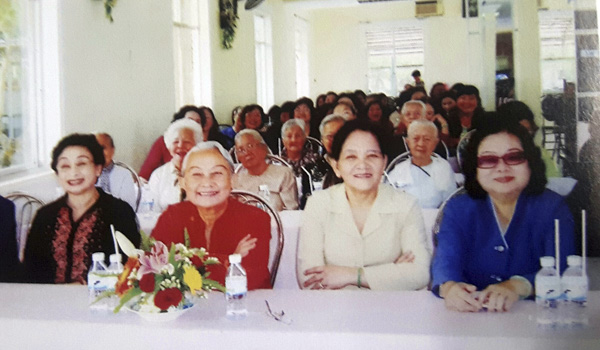 Bà Phạm Thị Sơn (ngoài cùng bên trái) tại buổi họp mặt Phụ nữ  miền Đông lần thứ 11, tổ chức tại thị trấn Long Hải, huyện Long Điền.