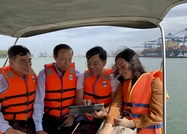 Ông Nguyễn Văn Thọ, Chủ tịch UBND tỉnh (thứ 2, trái qua) kiểm tra thực địa,  đối chiếu bản đồ quy hoạch các hệ thống cảng biển.