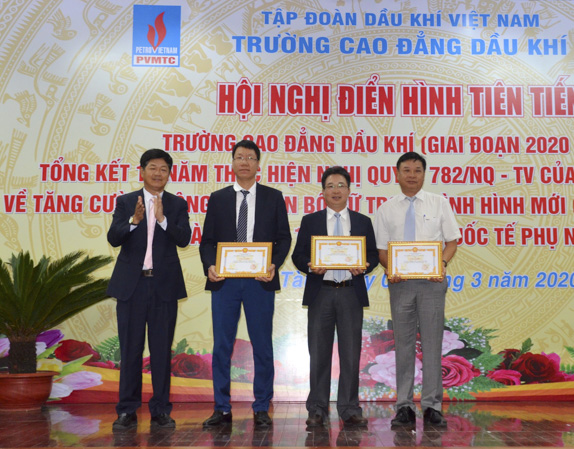 Ông Vũ Như Hảo, Hiệu trưởng Trường CĐ Dầu khí tặng Giấy khen cho các tập thể có nhiều thành tích trong phong trào thi đua giai đoạn 2015-2020.