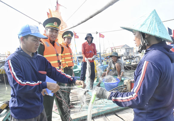 Lực lượng BĐBP tuyên truyền cho ngư dân xã Phước Tỉnh, huyện Long Điền nâng cao nhận thức bảo đảm an toàn lao động trong quá trình đánh bắt hải sản trên biển.