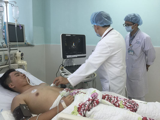 Bác sĩ Trần Thanh Đạt, Trưởng Khoa HSTCCĐ trực tiếp siêu âm tim mạch tại giường cho bệnh nhân  đang nằm điều trị tại Khoa Hồi sức tích cực chống độc, Bệnh viện Bà Rịa.