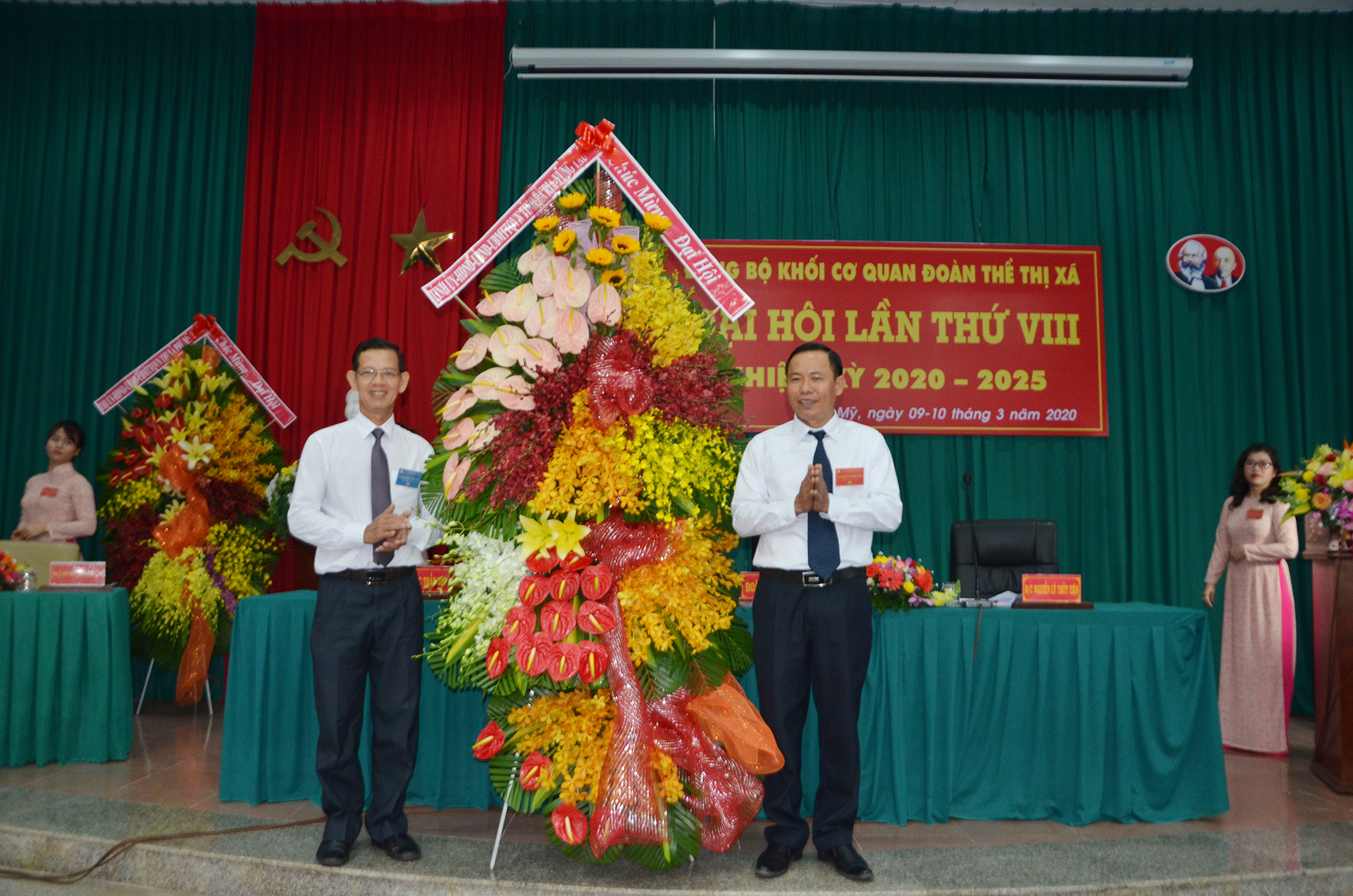 Đồng chí Nguyễn Văn Lợi (bên trái), Phó Trưởng Ban Tổ chức Tỉnh ủy đến dự và tặng hoa chúc mừng Đại hội.