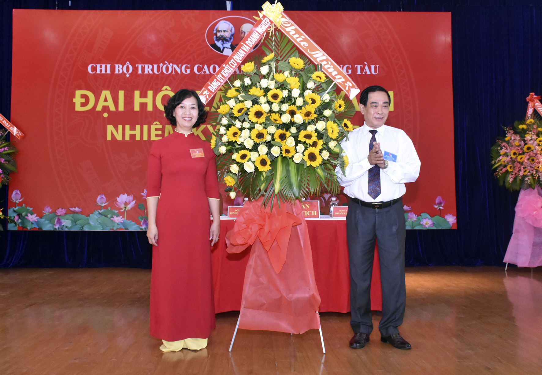 Đồng chí Đinh Văn Hùng, Tỉnh ủy viên, Bí thư Đảng ủy Khối Cơ quan và DN tỉnh, tặng hoa chúc mừng Đại hội.