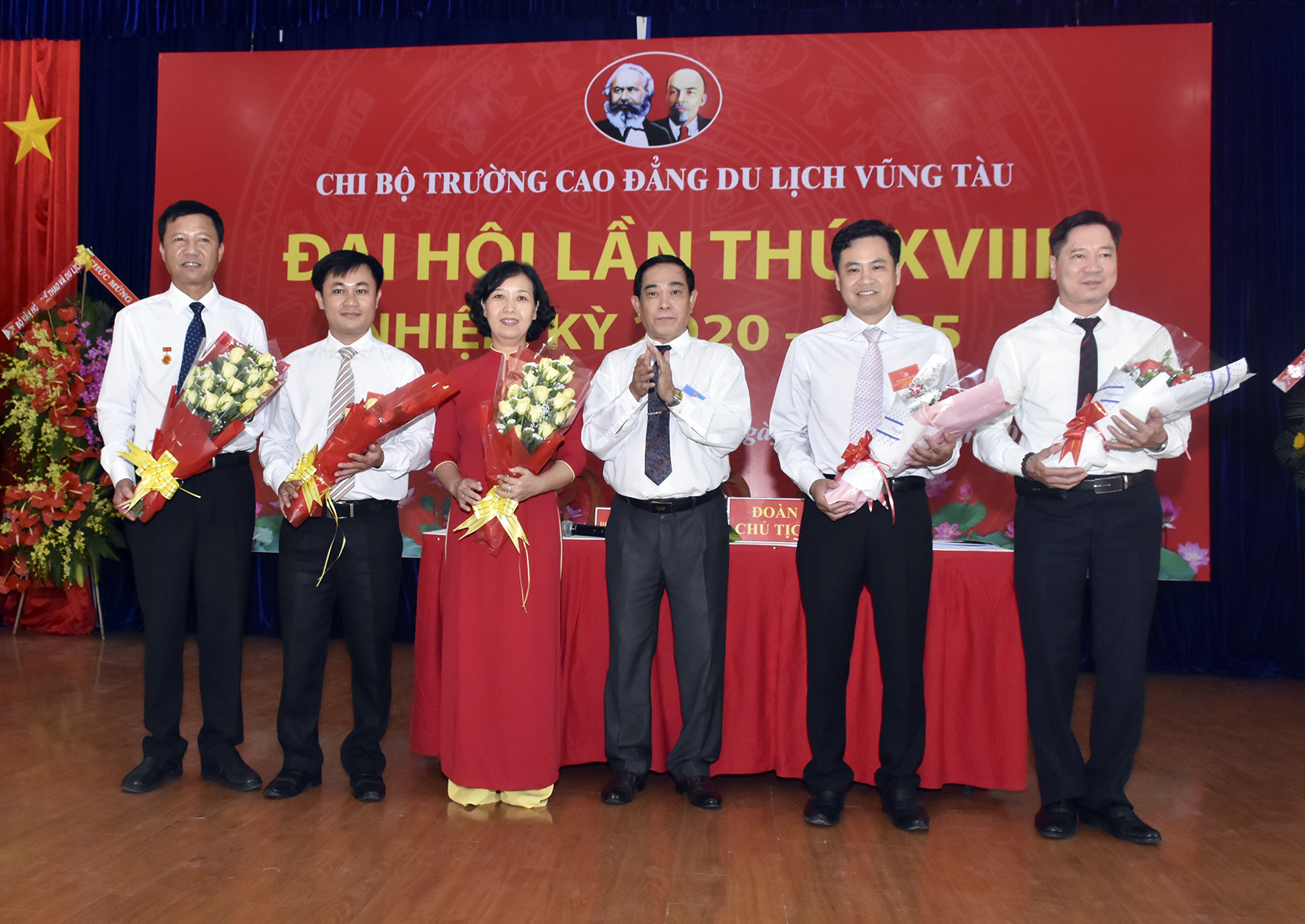 Đồng chí Đinh Văn Hùng, Tỉnh ủy viên, Bí thư Đảng ủy Khối Cơ quan và DN tỉnh, tặng hoa chúc mừng Chi ủy Chi bộ Trường CĐ Du lịch Vũng Tàu nhiệm kỳ 2020-2025.