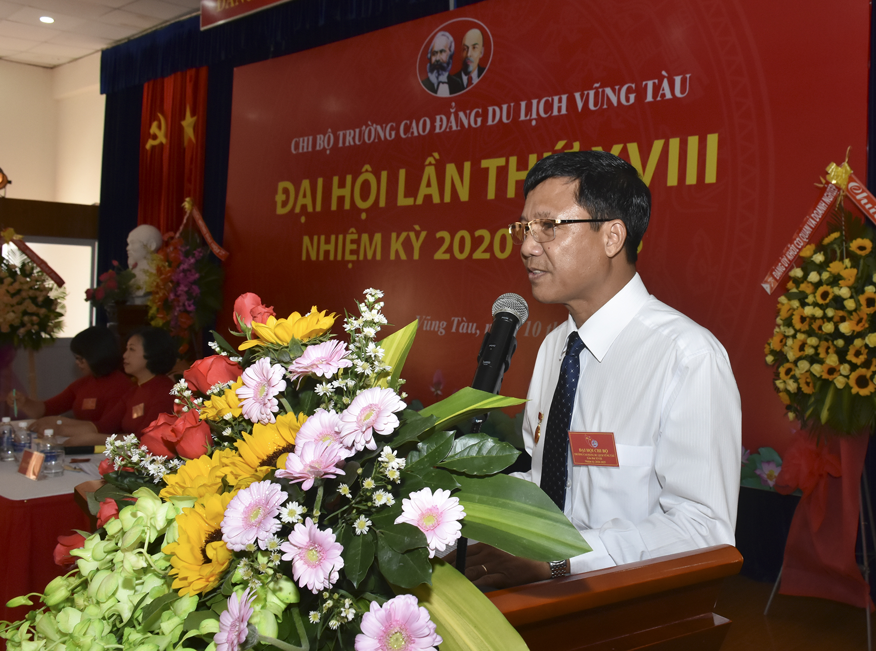 Đồng chí Đoàn Kim Hải, Phó BÍ thư Chi bộ, Phó Hiệu trưởng Trường CĐ Du lịch Vũng Tàu trình bày Báo cáo Chính trị tại Đại hội.
