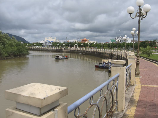 Một đoạn sông Dinh ngày nay đã được xây dựng khang trang.