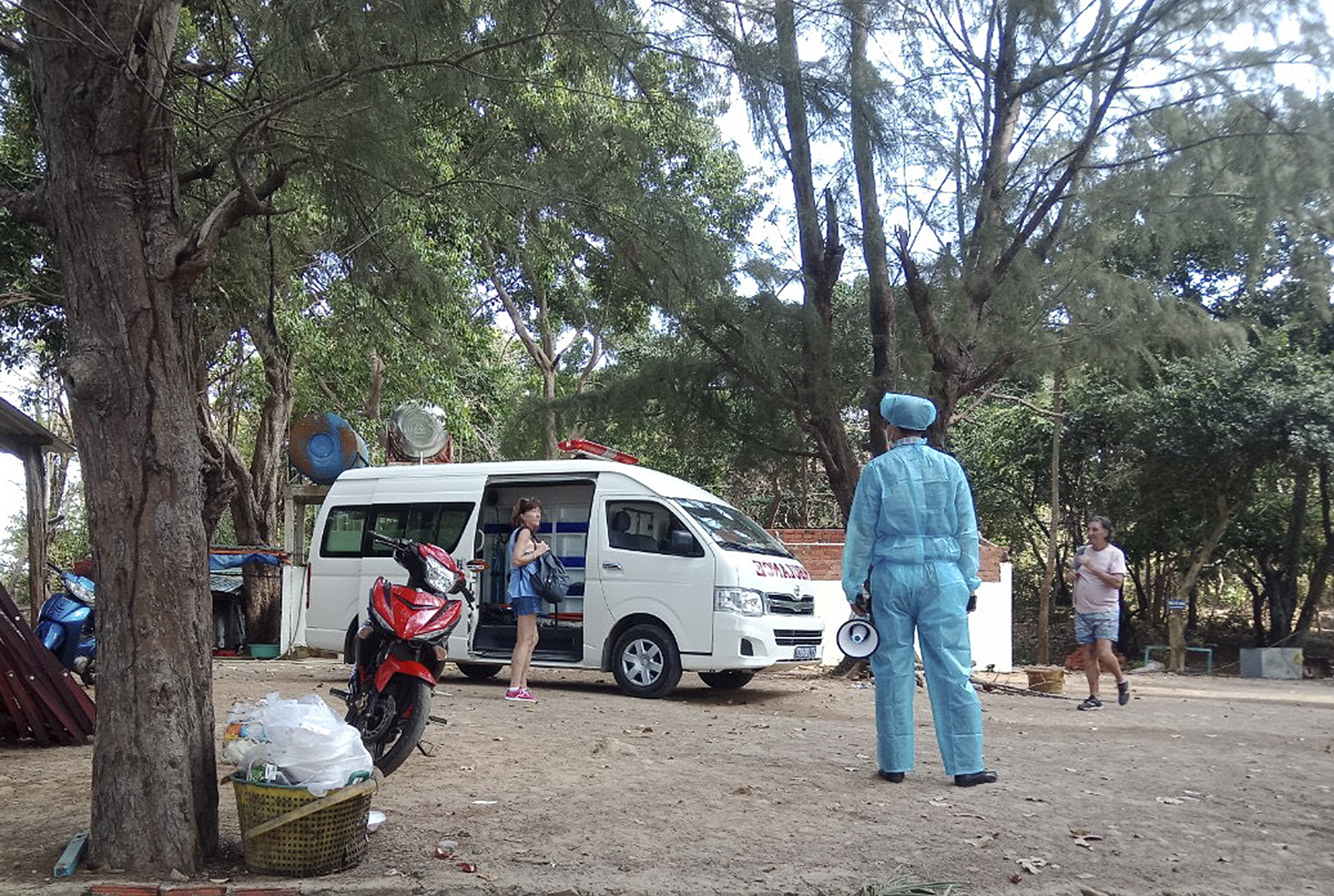 Trung tâm Quân dân y huyện Côn Đảo đã phun thuốc khử trùng khu vực bãi Đầm Trầu và đưa 2 du khách Pháp về cách ly y tế. Ảnh: ĐH
