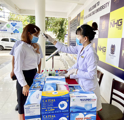 Cán bộ, GV, công nhân viên Trường ĐH BR-VT được kiểm tra thân nhiệt trước khi vào làm việc.