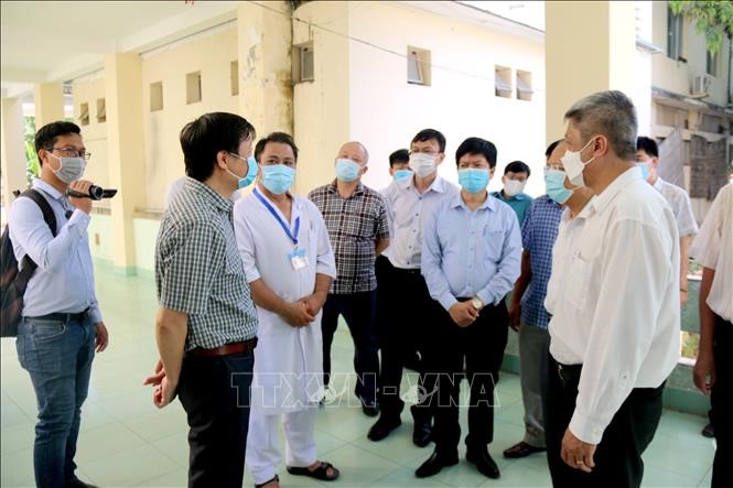 Đoàn công tác Bộ Y tế kiểm tra khu điều trị cách ly tại Bệnh viện đa khoa tỉnh Bình Thuận. Ảnh: Nguyễn Thanh/TTXVN