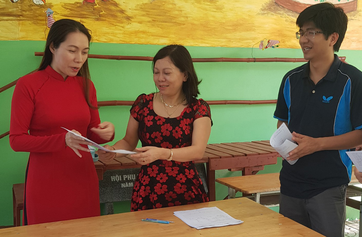 Cô Đỗ Thị Sinh (GV chủ nhiệm lớp 5A2,  Trường TH Lý Tự Trọng, TP. Vũng Tàu) giao bài tập cho phụ huynh mang về để HS làm tại nhà. 