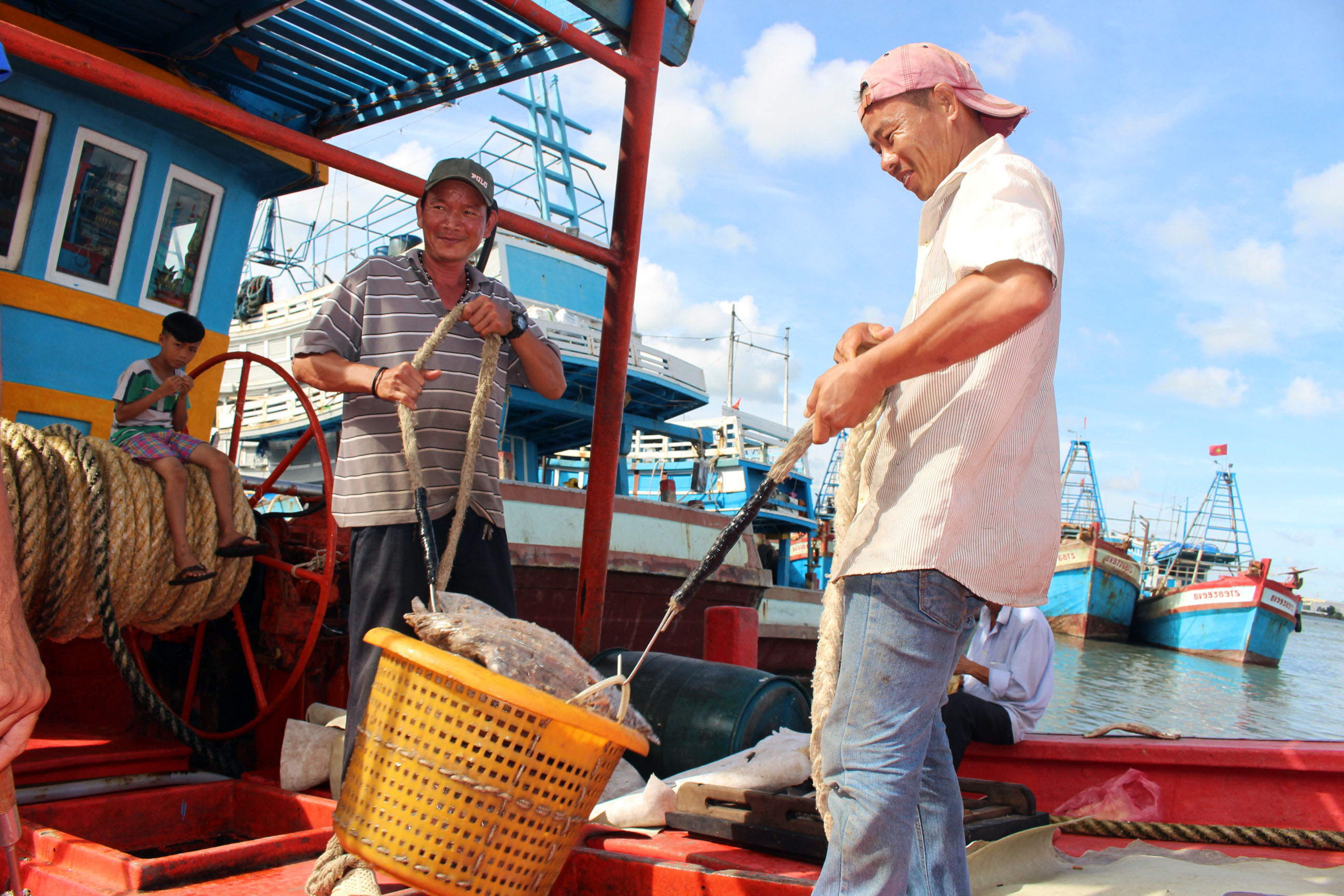 Thời gian qua, công tác khắc phục “thẻ vàng” đã có nhiều chuyển biến tích cực. Trong ảnh: Phân loại cá tại cảng Bến Đá, TP.Vũng Tàu. Ảnh: PHÚ XUÂN