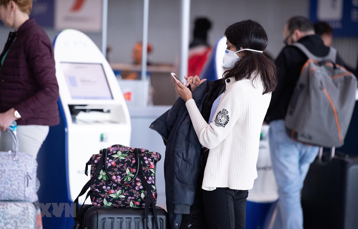 Người dân đeo khẩu trang để phòng tránh lây nhiễm COVID-19 tại sân bay Charles de Gaulle ở Roissy, gần Paris, Pháp. (Ảnh: THX/TTXVN)