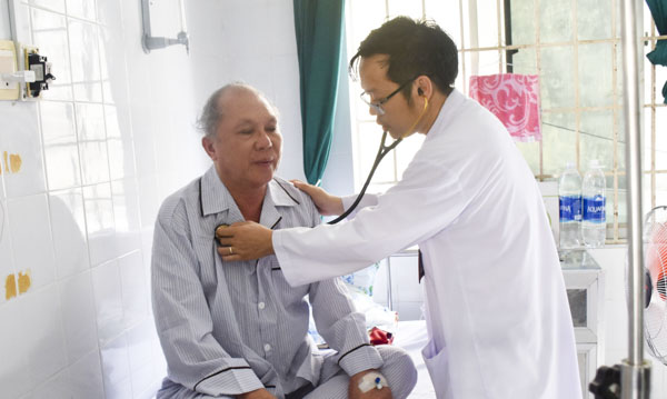 Bác sĩ thăm khám cho bệnh nhân tại Khoa Tim mạch-Lão học, BV Lê Lợi.