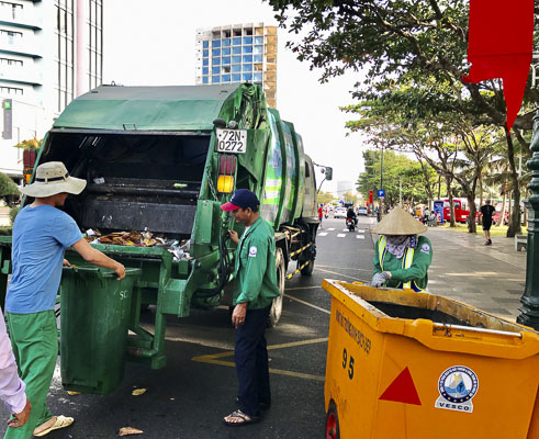 Xe chuyên dụng của Công ty VESCO thu gom rác trên đường Thùy Vân (TP.Vũng Tàu). Ảnh: QUANG VŨ