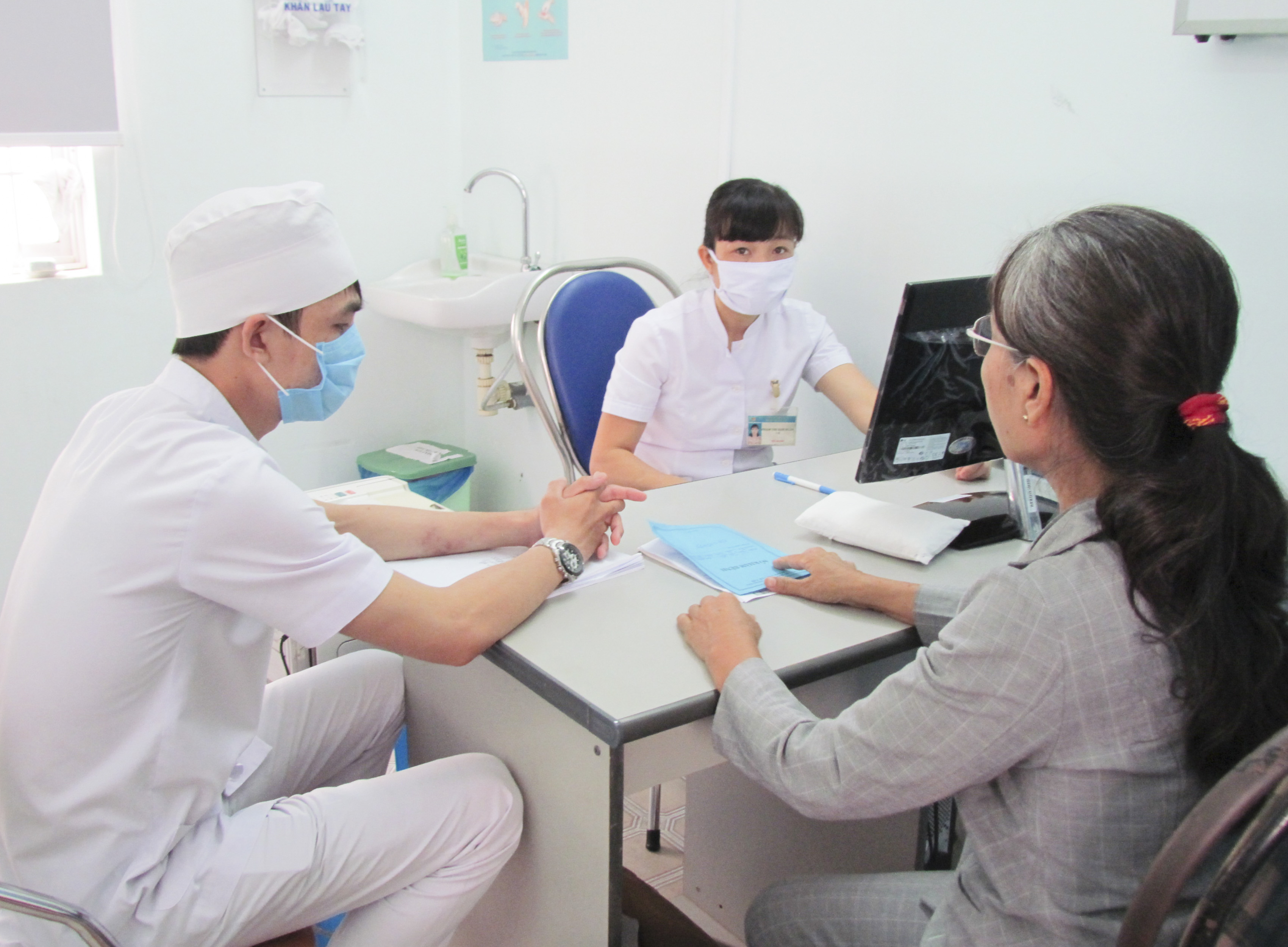 Bệnh nhân đến khám bệnh tại Khoa Đông y, Bệnh viện Lê Lợi. Ảnh MINH THI