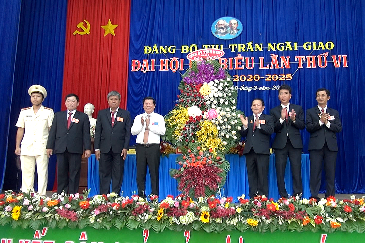 Đồng chí Nguyễn Văn Xinh (thứ 4 từ trái qua) Ủy viên Ban Thường vụ Tỉnh ủy, Trưởng Ban Tuyên giáo Tỉnh ủy tặng lẵng hoa chúc mừng Đại hội.
