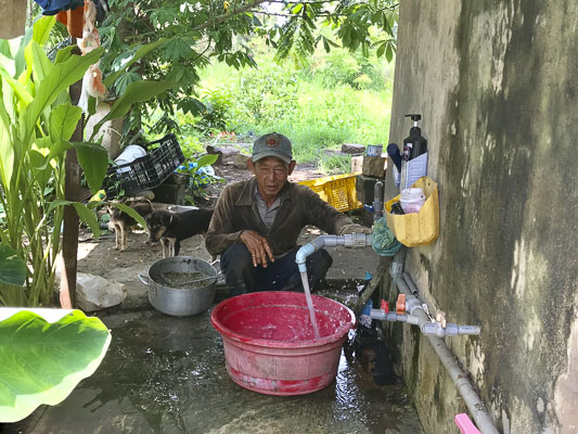 Sở TN-MT khuyến nghị sử dụng nước tiết kiệm để mọi người dân đều có nước sạch để sử dụng.  Trong ảnh: Người dân xã Châu Pha (TX. Phú Mỹ) chắt chiu từng chút nước sạch để sử dụng cho gia đình.