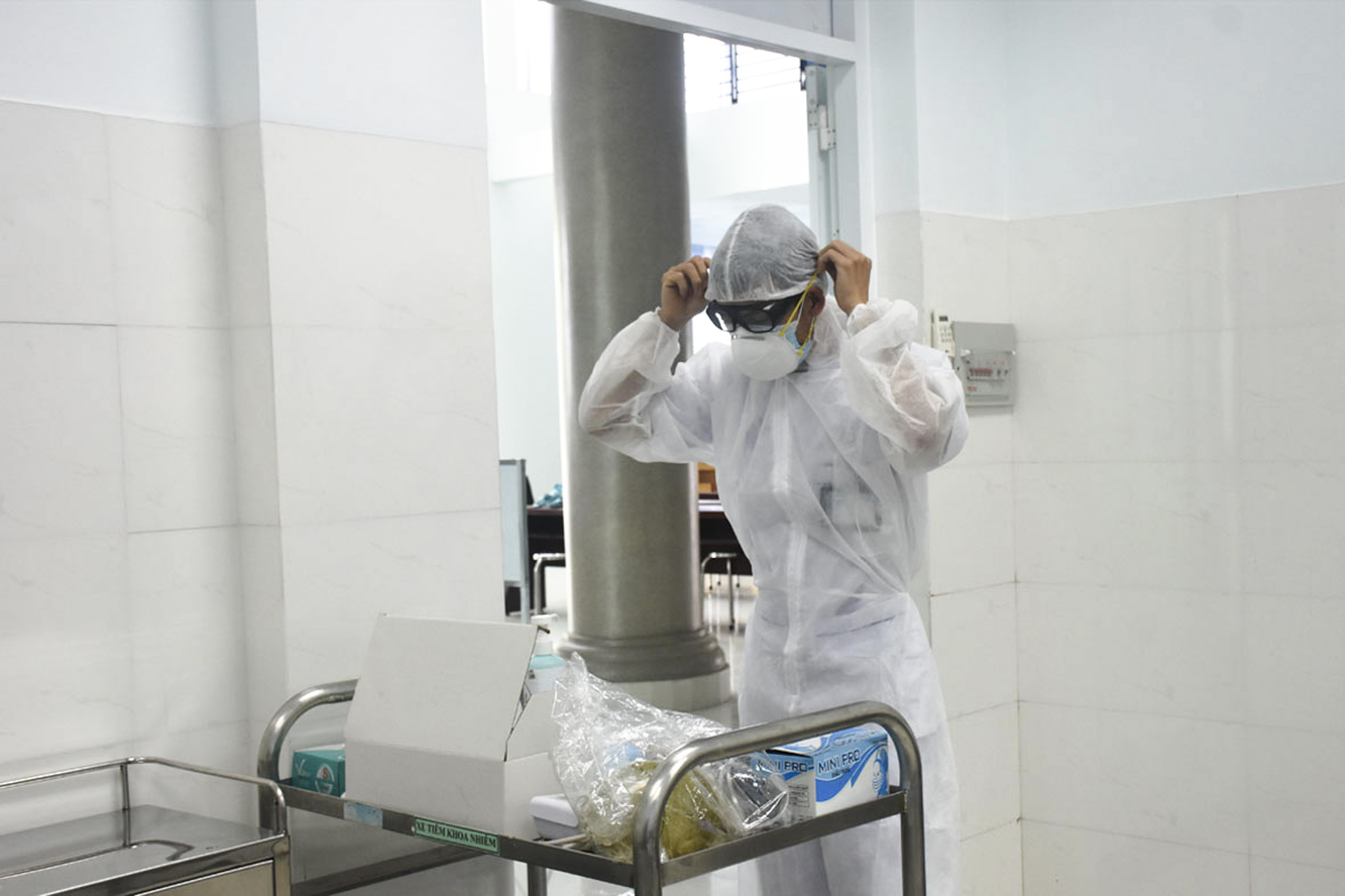 Nhân viên y tế chuẩn bị thăm khám cho những người được theo dõi sức khỏe tại Khu cách ly  tập trung của tỉnh.