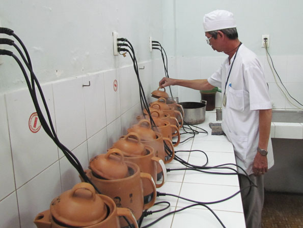 Các bài thuốc YHCT hỗ trợ điều trị hiệu quả giai đoạn đầu của bệnh COVID-19.  Trong ảnh: Nhân viên Khoa Đông y, Bệnh viện Lê Lợi sắc thuốc cho bệnh nhân điều trị nội trú.