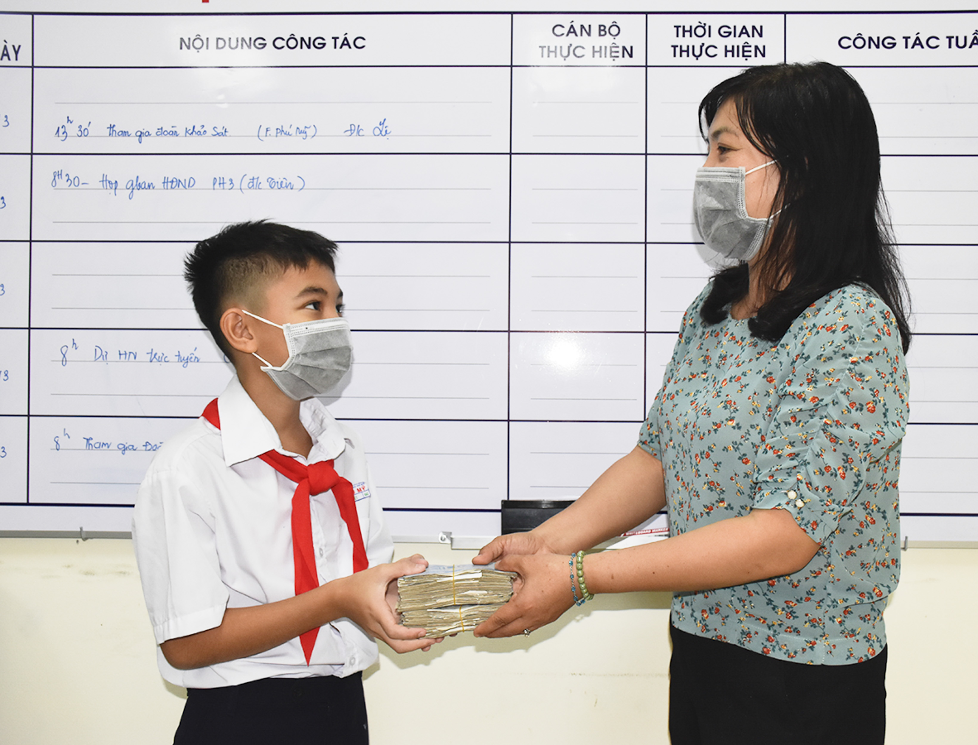 Bà Trần Thị Lệ, Phó Chủ tịch UBMTTQ Việt Nam TX.Phú Mỹ  tiếp nhận số tiền 1 triệu đồng từ em Ngô Tuấn Việt.