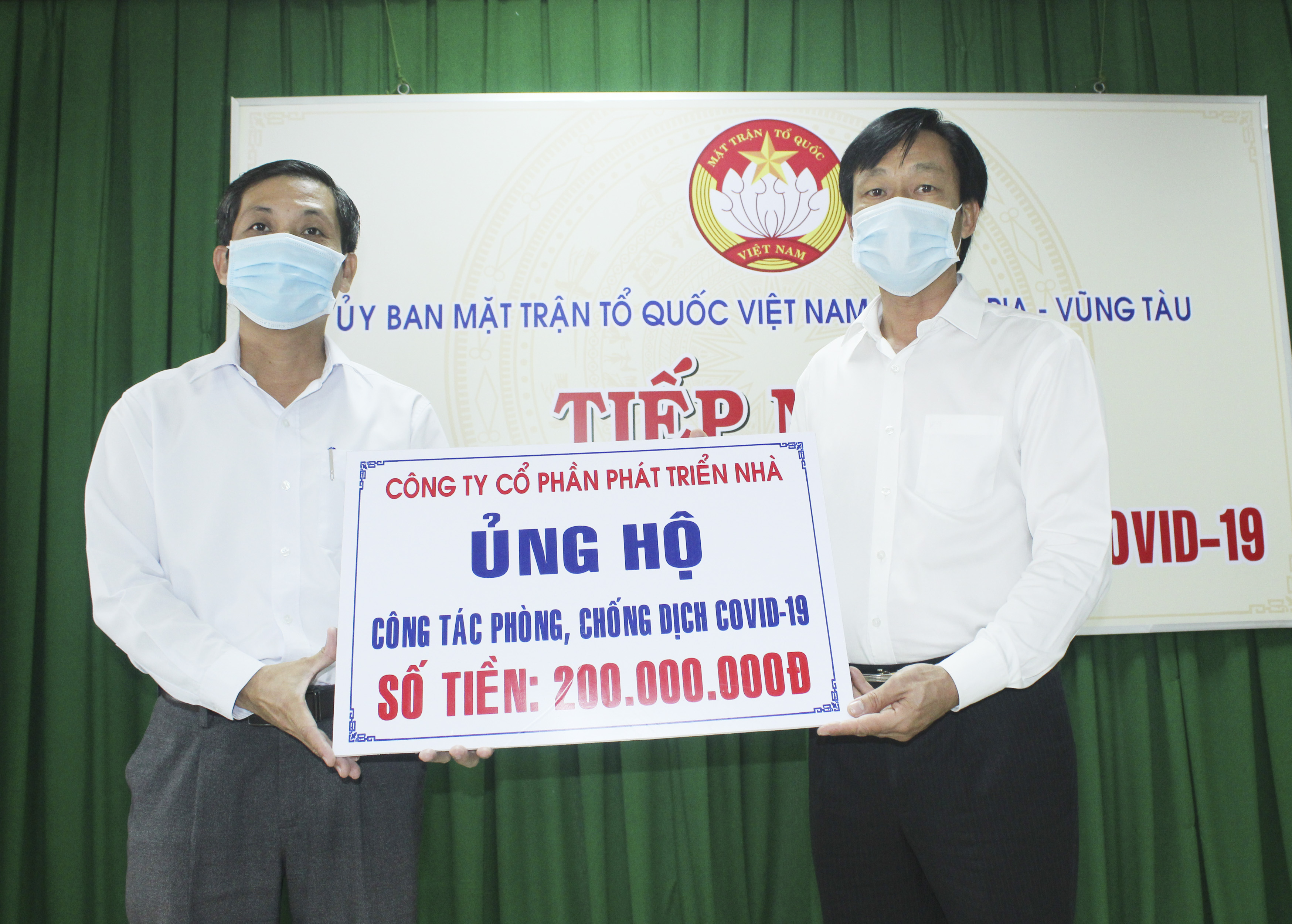 Đại diện Công ty CP Phát triển nhà BR-VT (bên phải) trao số tiền 200 triệu đồng cho công tác phòng chống dịch COVID-19 thông qua UBMTTQVN tỉnh.