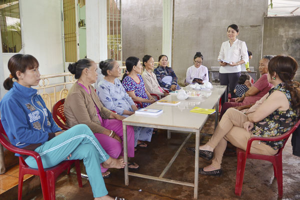 Chi hội Phụ nữ ấp Bình Đức, xã Sơn Bình, huyện Châu Đức sinh hoạt chuyên đề về hôn nhân và gia đình.