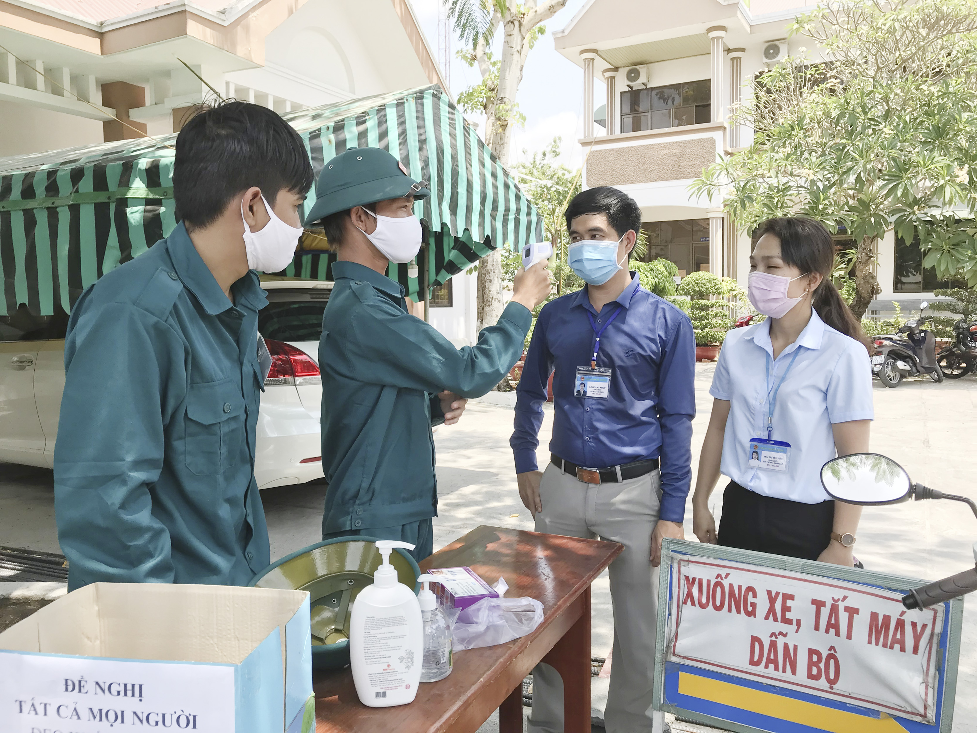 UBND phường Phước Trung, TP. Bà Rịa bố trí bàn kiểm tra thân nhiệt, yêu cầu CBCC và người dân đeo khẩu trang, rửa tay sát khuẩn trước khi vào trụ sở.