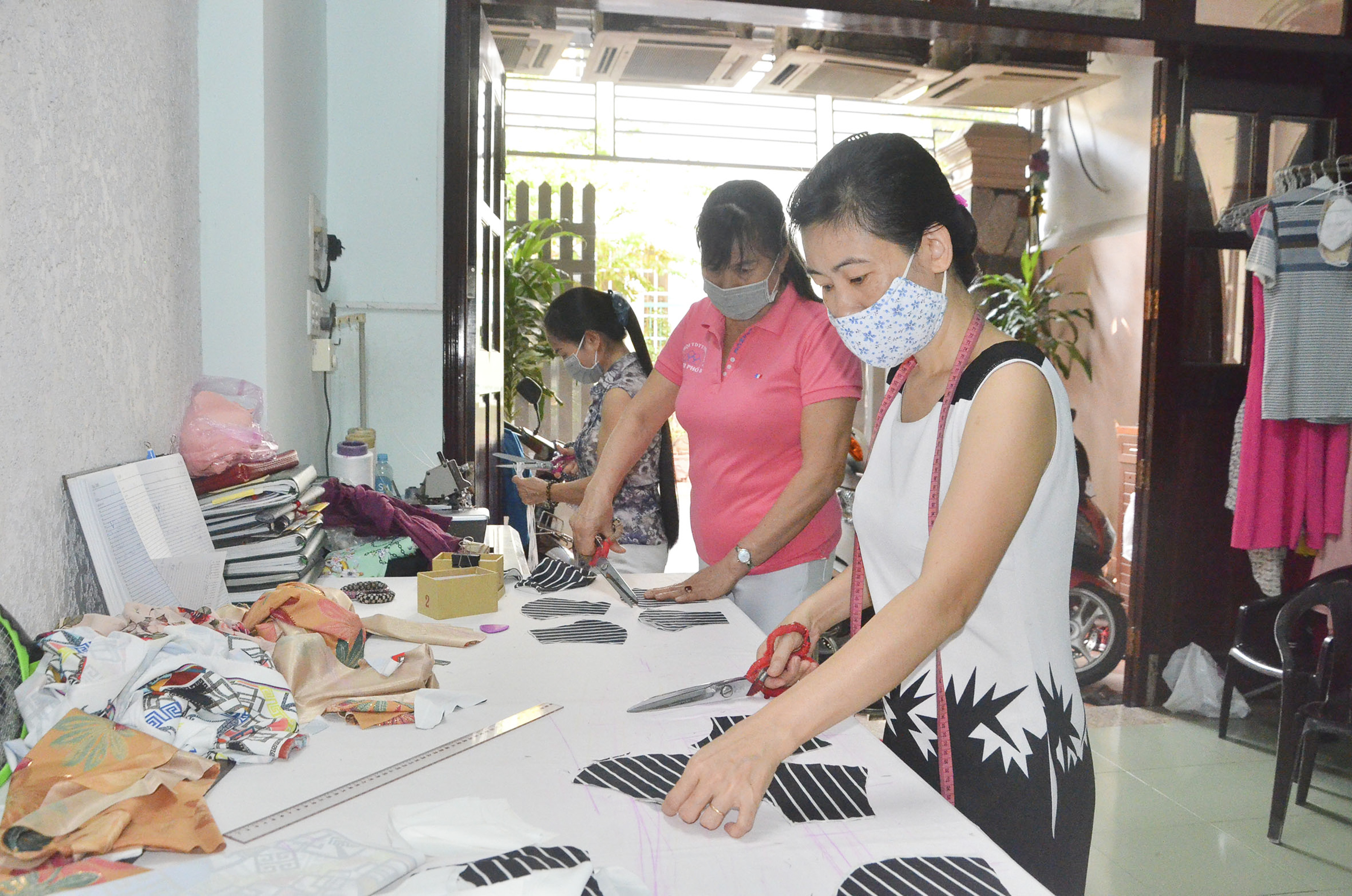 Hội viên chi hội 8, Hội LHPN phường 7 cắt, may khẩu trang vải tặng người dân.