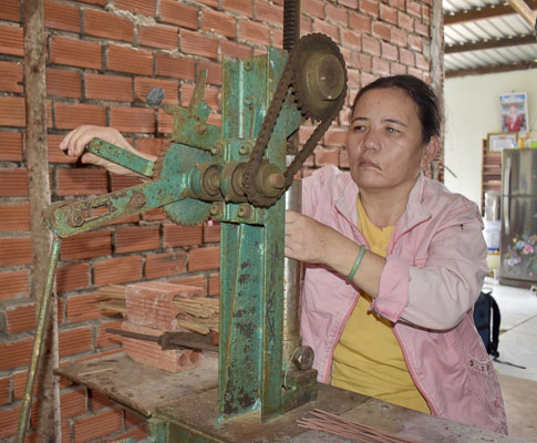Sau khi học nghề, bà Trần Thị Thắm được Hội Người mù TP.Bà Rịa hỗ trợ máy se nhang để làm việc tại nhà, giúp bà có thu nhập bình quân 1,2 triệu đồng/tháng.