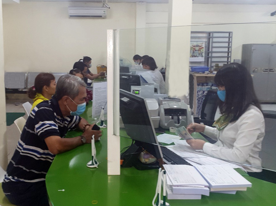 Khách hàng giao dịch tại Vietcombank Chi nhánh Vũng Tàu.  Ảnh: THU THẢO