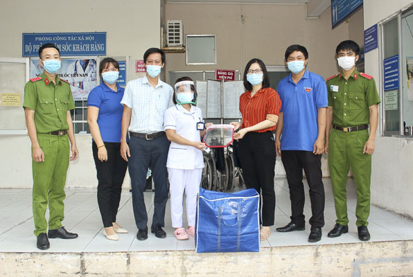 Chi Đoàn Văn phòng cơ quan Tỉnh Đoàn trao tặng kính chắn giọt bắn phòng chống dịch COVID-19 cho đội ngũ y tế Bệnh viện Lê Lợi.