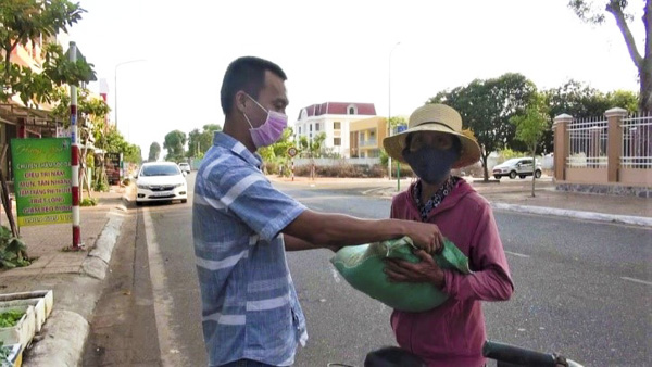 Anh Huỳnh Văn Trung hỗ trợ gạo cho người già neo đơn trên địa bàn TT. Ngãi Giao.