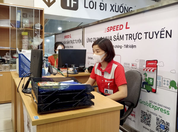 Nhân viên siêu thị Lotte Mart Vũng Tàu nhận đơn đặt hàng của khách qua trang thương mại điện tử speedl.vn.