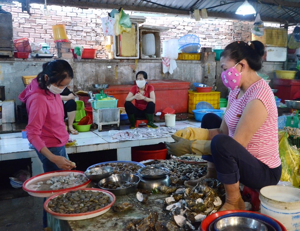 Người dân mua thực phẩm tươi sống tại chợ Vũng Tàu. 